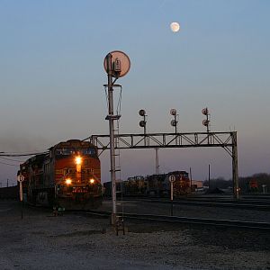 The moon rises over BNSF 5198 and Santa Fe 943 at Eola Yard