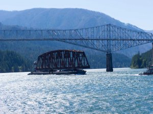 At Cascade Locks-01.jpg