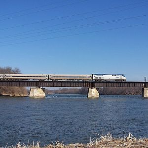 Amtrak_42_crossing_the_Kankakee_River