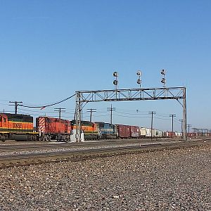 BNSF_7185_with_its_great_lash-up