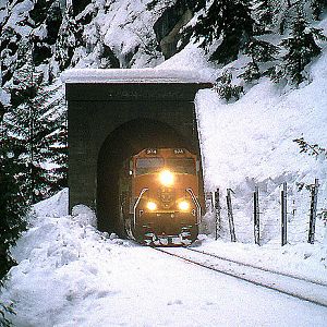 BNSF_974_Gaynor_Tunnel_Snow