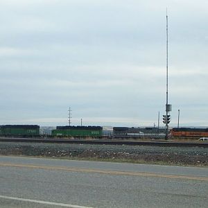 LMX Dash 8-39B along with BNSF (patched BN) SD40-2's