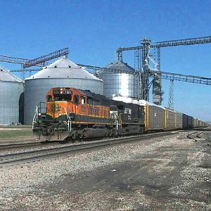 BNSF 7322 heads through Ransom