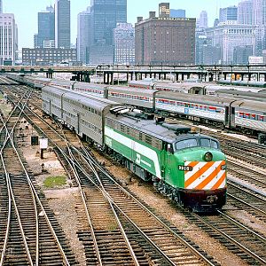 BN E9A 9916 and commuter train at Chicago, IL