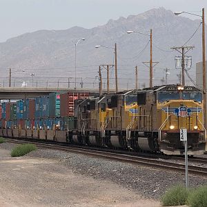 UP4201 leads an EB intermodal on 6/17/07 in El Paso, TX