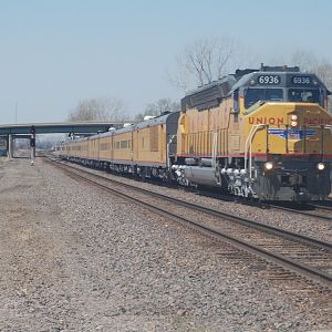 UP 6936 at Topeka, KS