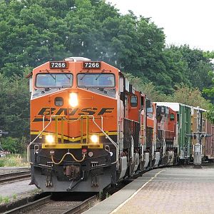 BNSF 7266 mixed freight