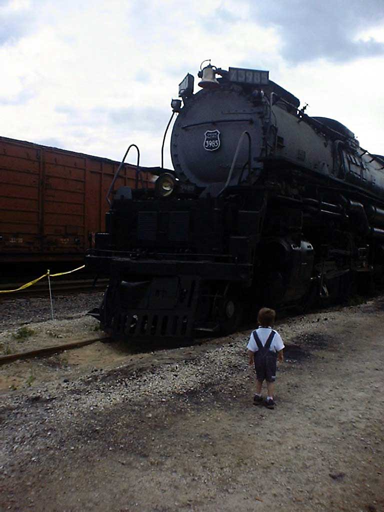 3985 viewed by young railfan