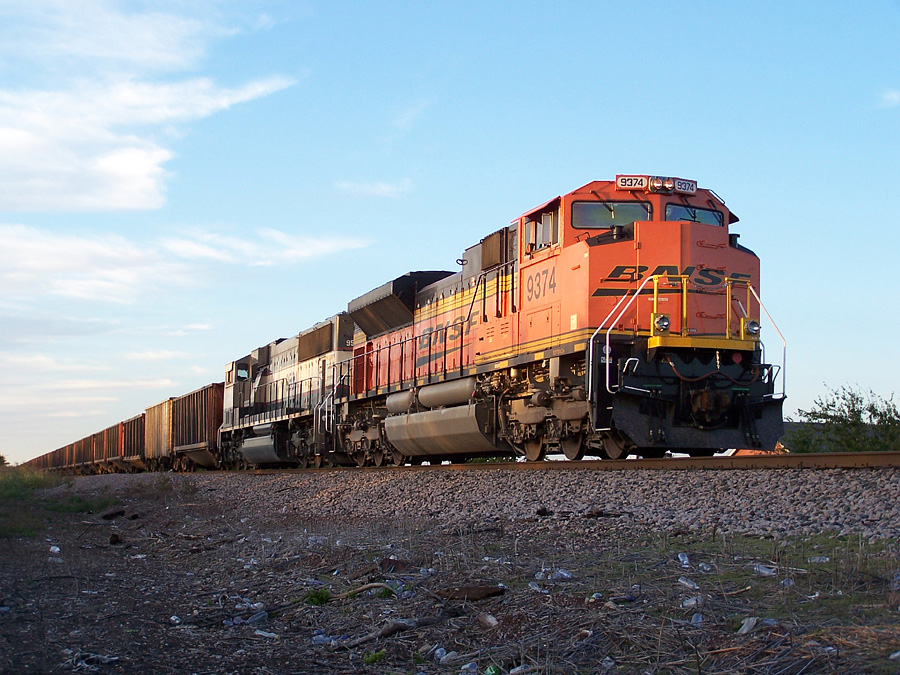 A BNSF 70ACe waits patiently