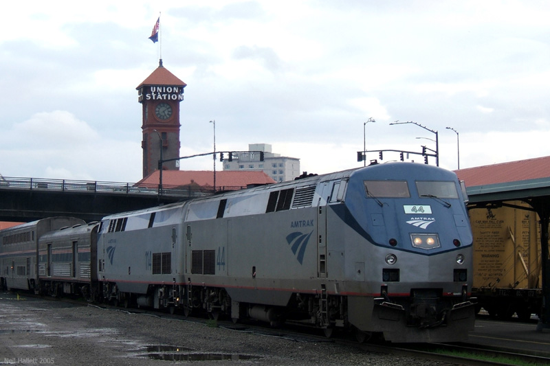 Amtrak_Coast_Starlight_at_Union_Station_10-29-05