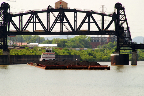 Barges and Trains share access across the river