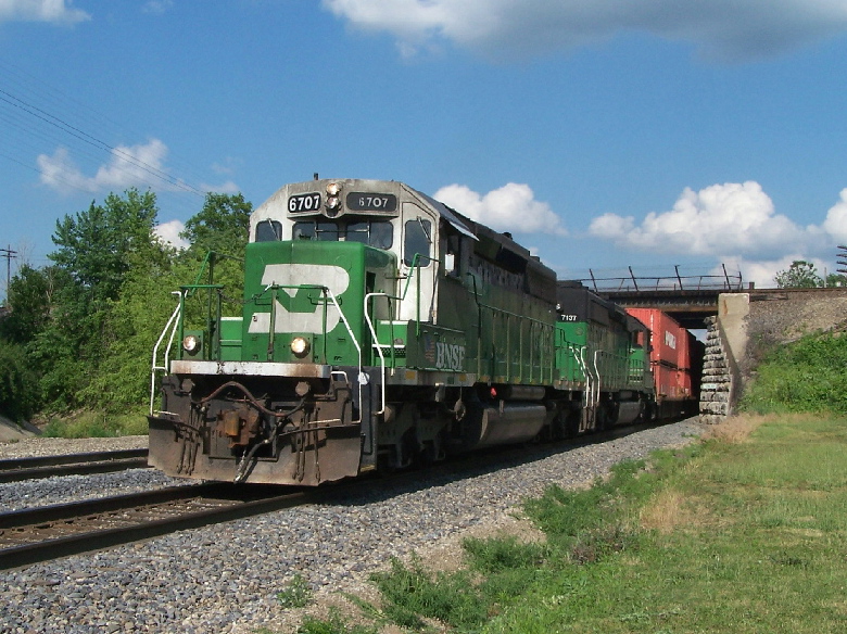BN 6707 heads through Galesburg