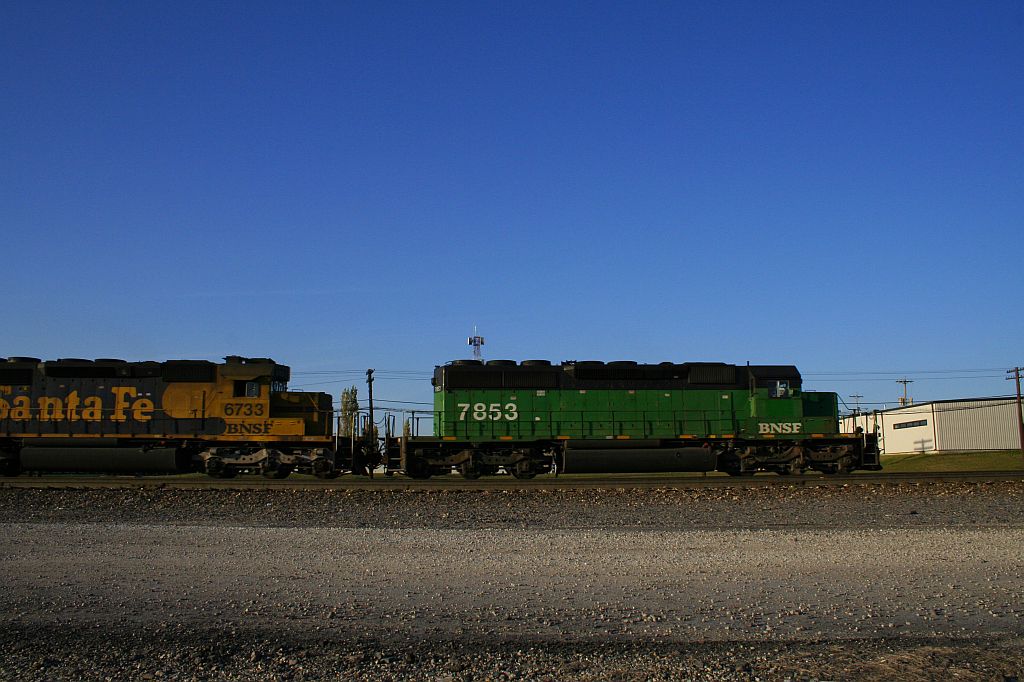 BN 7853 and Santa Fe 6733 at Aurora