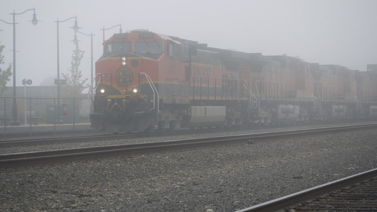 BNSF 1107 cuts thru the fog.