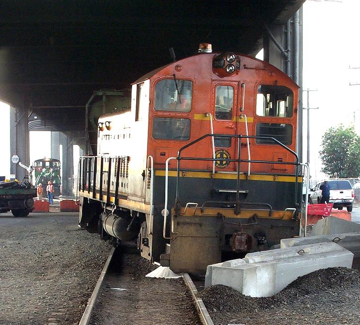 BNSF 3539 off the rails