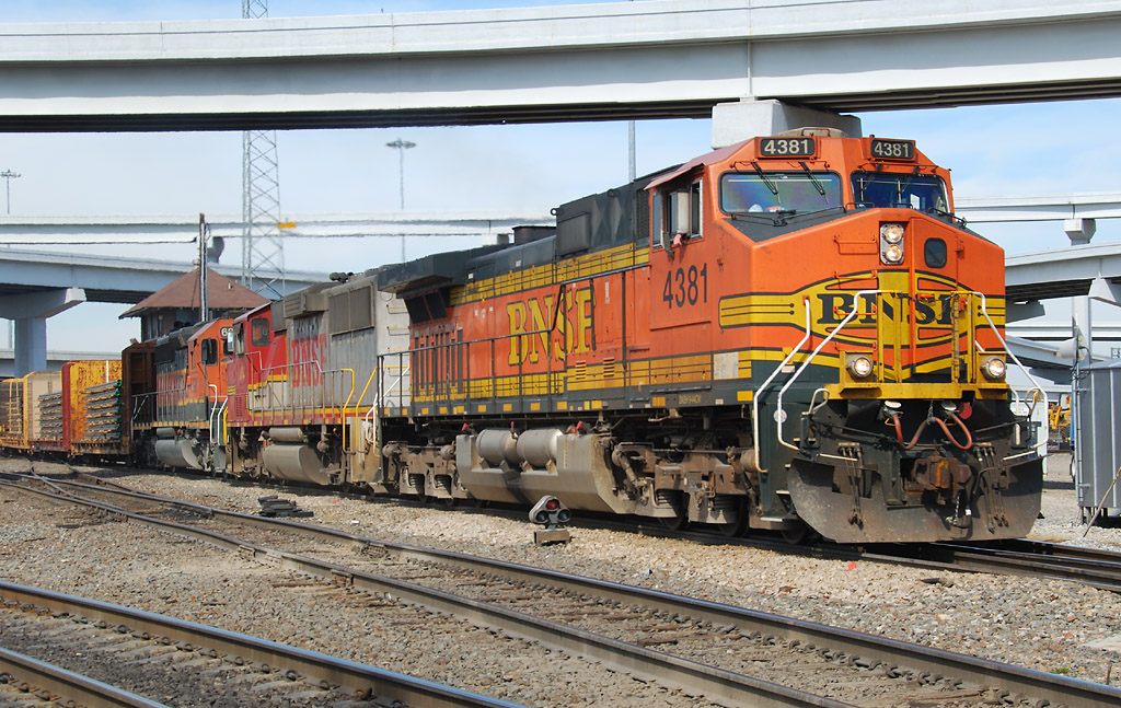 BNSF 4381 passes Tower 55