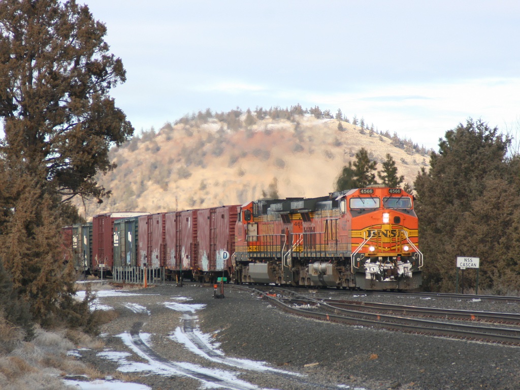BNSF 4566 South at Bend, OR