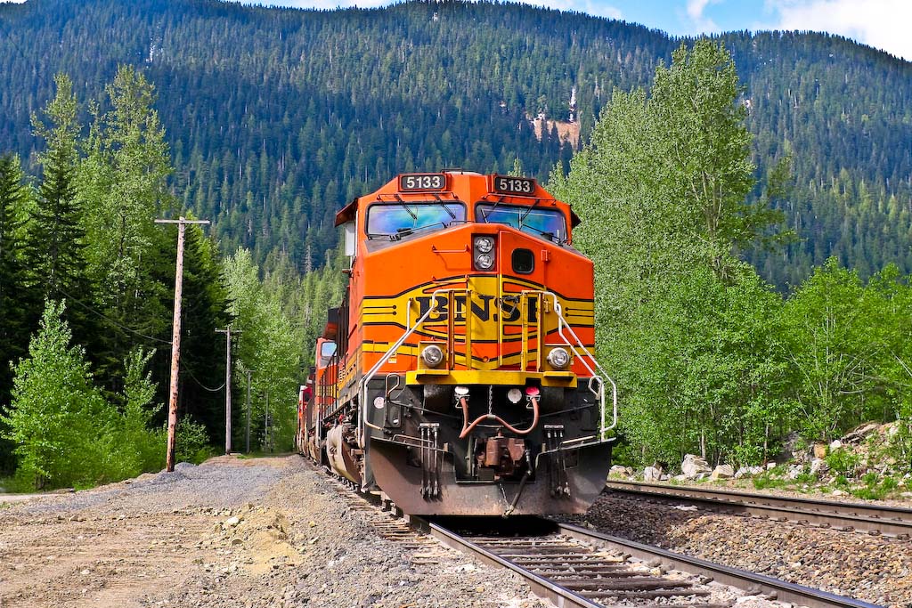 BNSF 5133 stopped at East Scenic