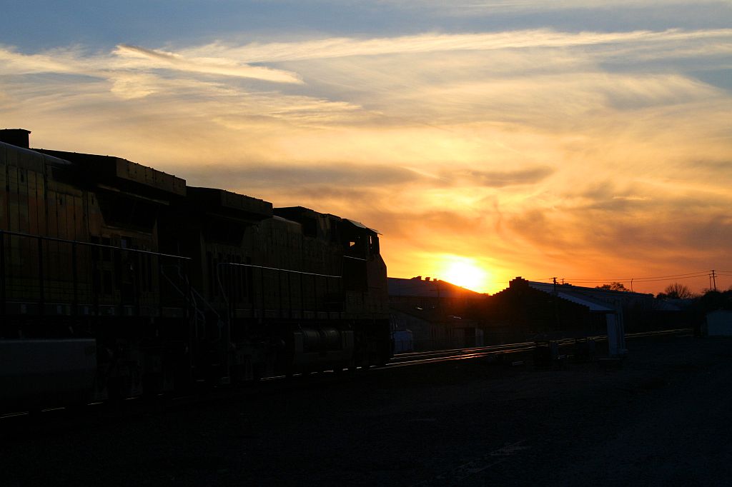 BNSF 5198 heads west into the setting sun.