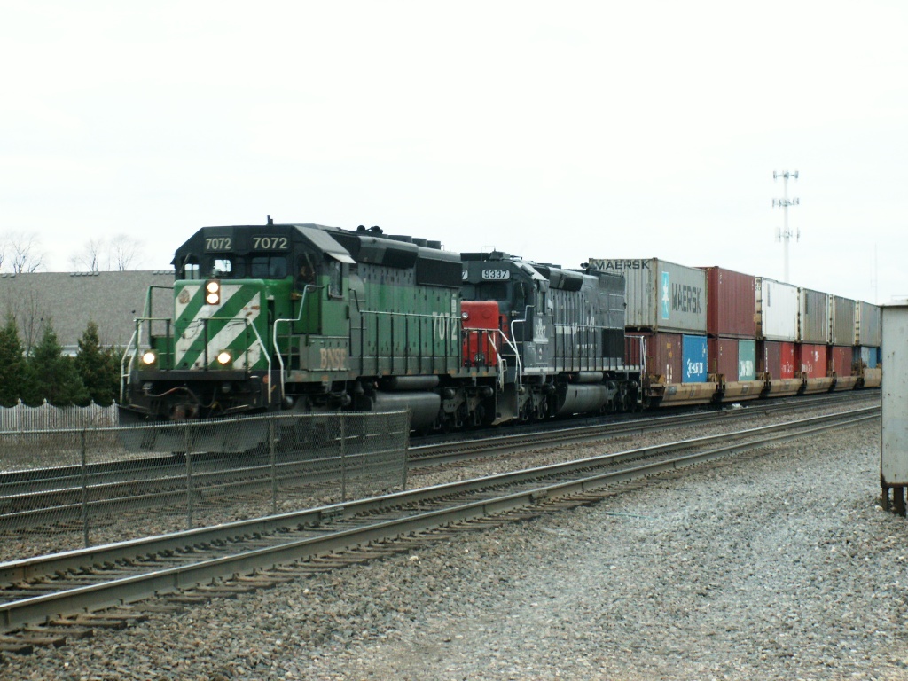 BNSF 7072 and a ex-SP REnt a Wreck