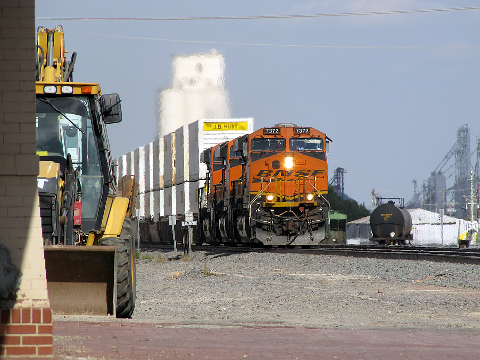 BNSF 7372 West at Hereford, Texas