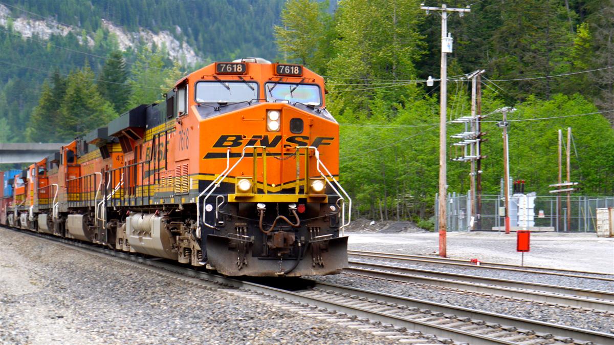 BNSF 7618 Westbound at Scenic, WA