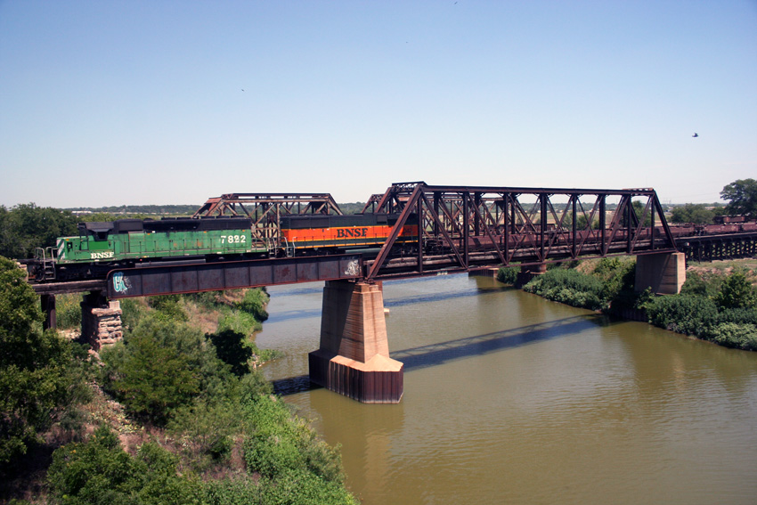 BNSF 7822 & B-UNIT over the river