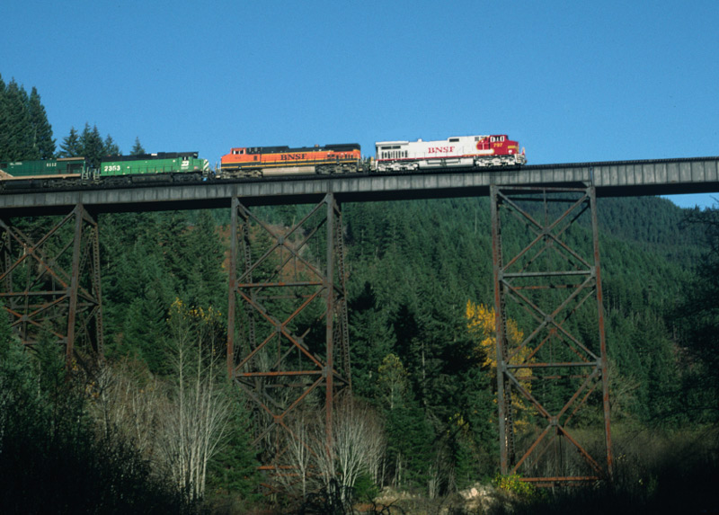 BNSF 797 Crosses the Green River