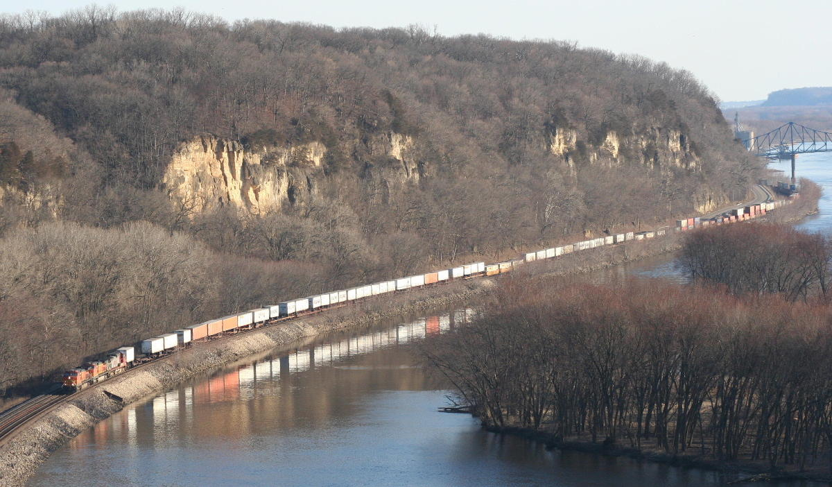 BNSF along the Mississippi