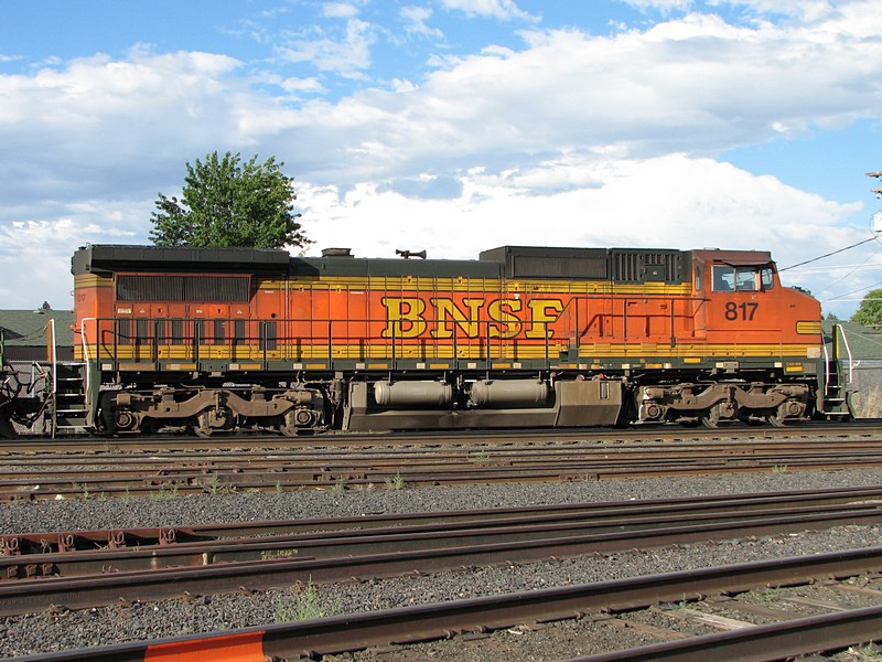 BNSF Dash-8