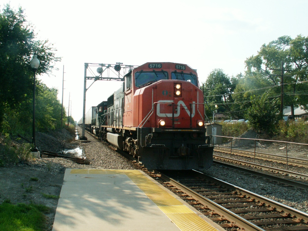 CN 5716 goes East