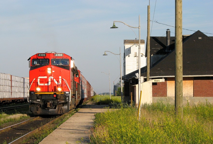 CN M346 leaving the station