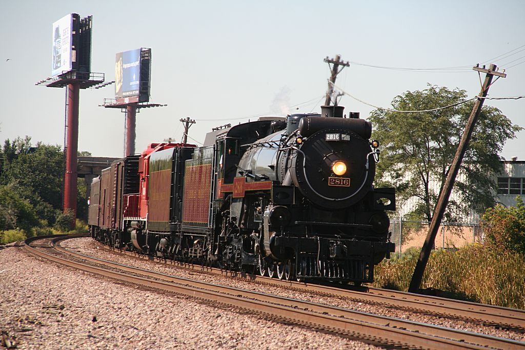 CP #2816 pulls excursions in Wisconsin and Illinois