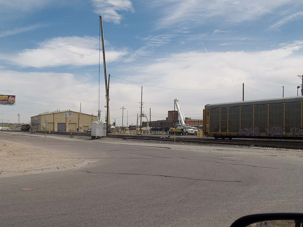 Cranes ready to lift the turntable in the UP El Paso yard