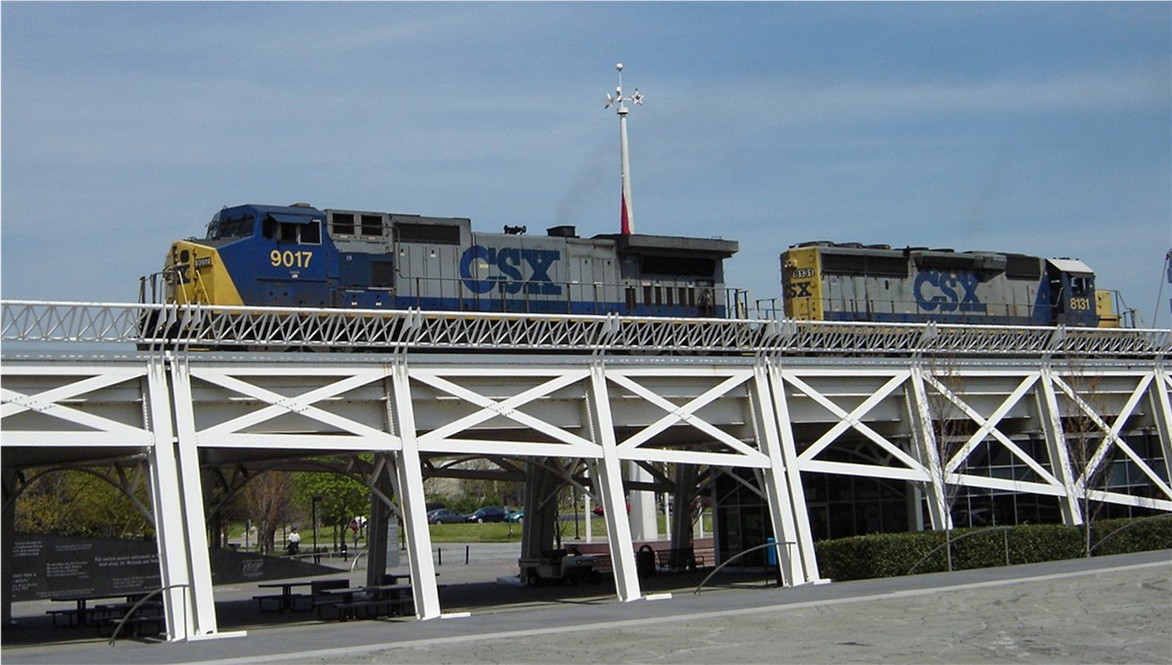 CSXT mixed freight arrives in downtown Nashville