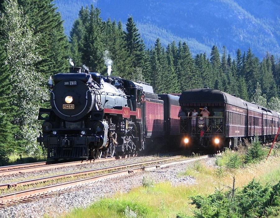 Eastbound 2816 meeting Royal Canadian Pacific at Banff