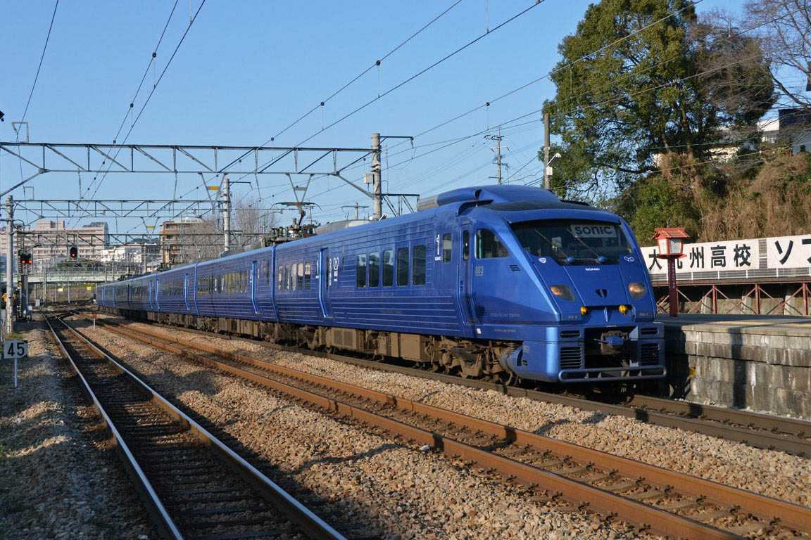 JR series 883 at Kashii