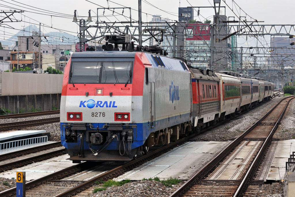 KORAIL model 8200, 8276 on Gyeongbu line