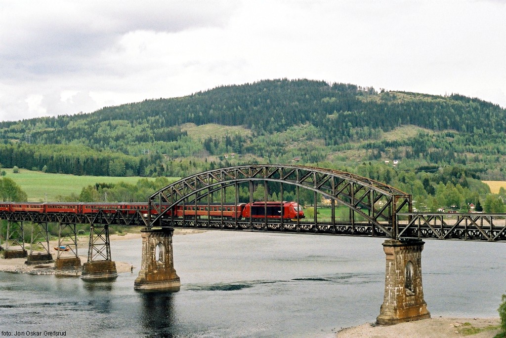 Minnesund bridge with new train