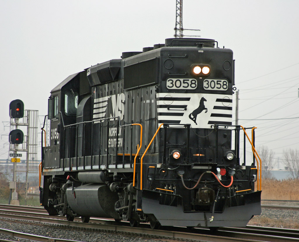 NS #3058 GP40-2 highballing west Pine Junction