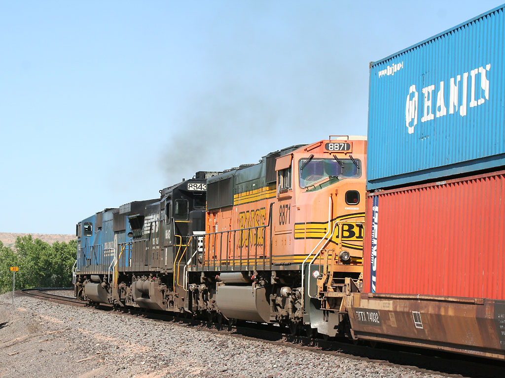 Old Conrail 6722 lease unit leads a stack into Belen.