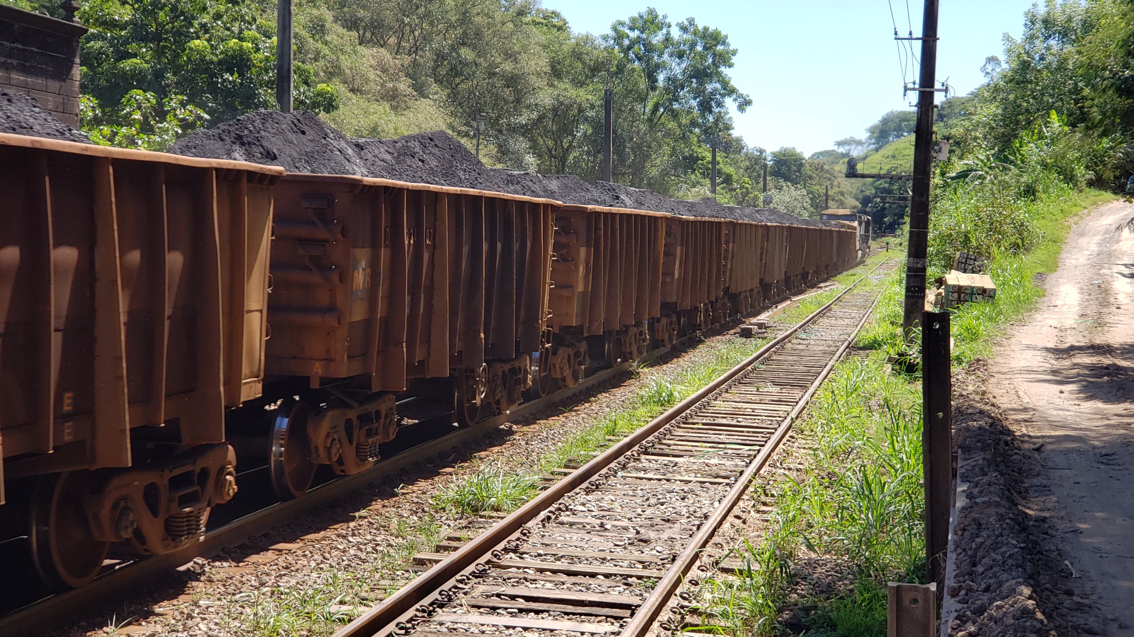 Ore train at Neri Ferreira siding