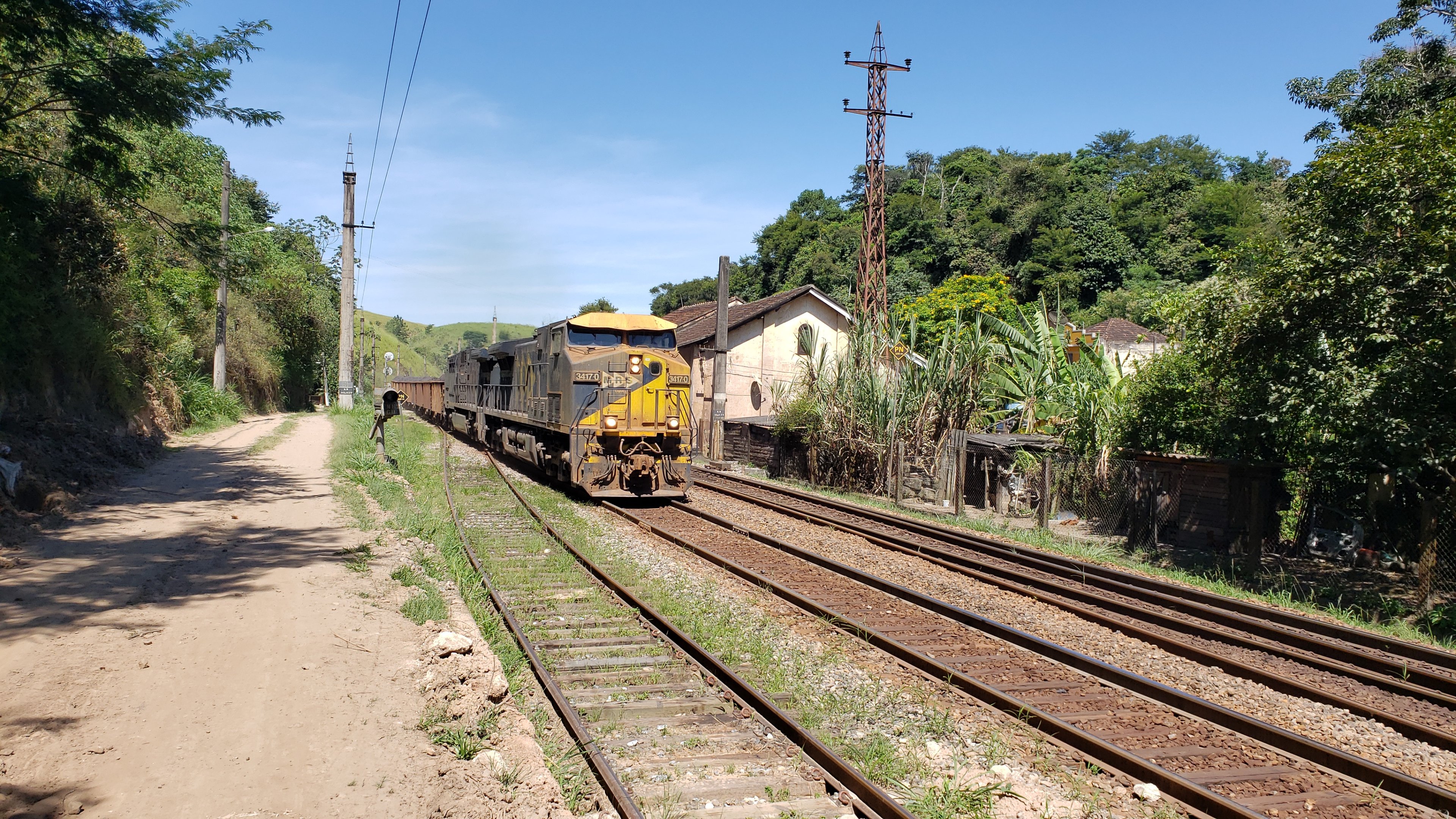 Ore train in Neri Ferreira
