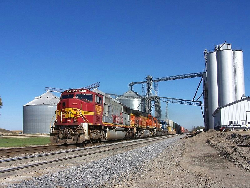 Santa Fe Warbonnet SD75M #8208 at Ransom, Illinois on October 14th, 2006