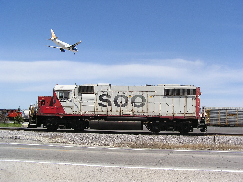 SOO 4424 sits at Bensenville