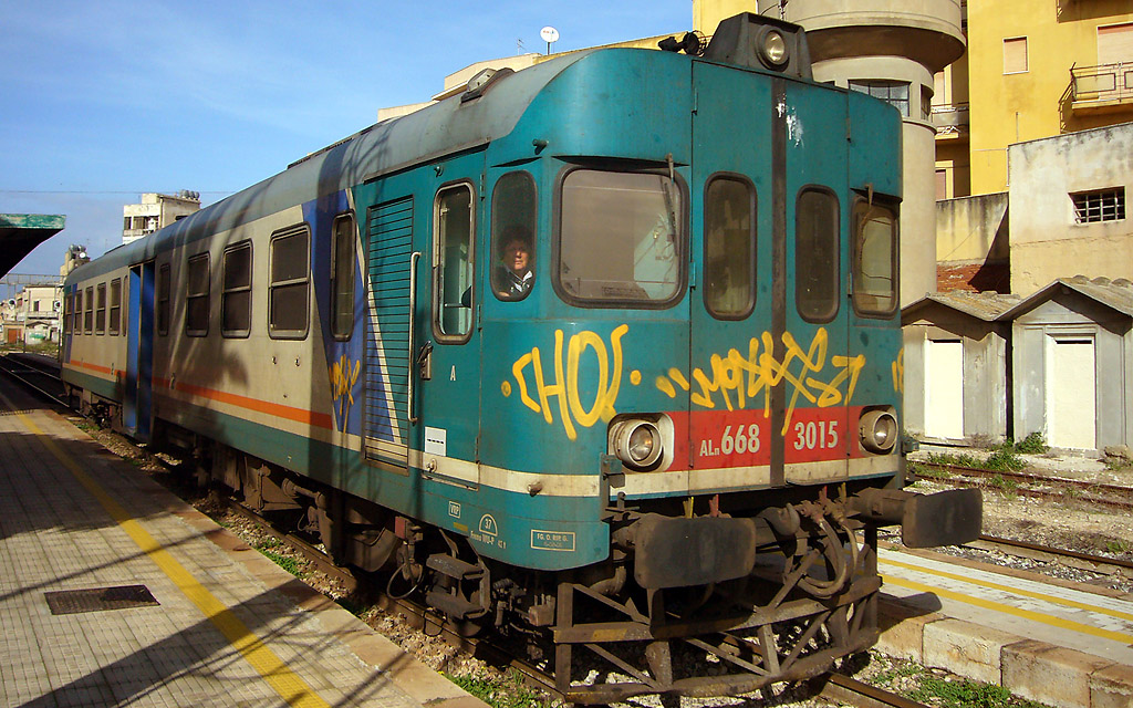 Trenitalia ALn 668-3015