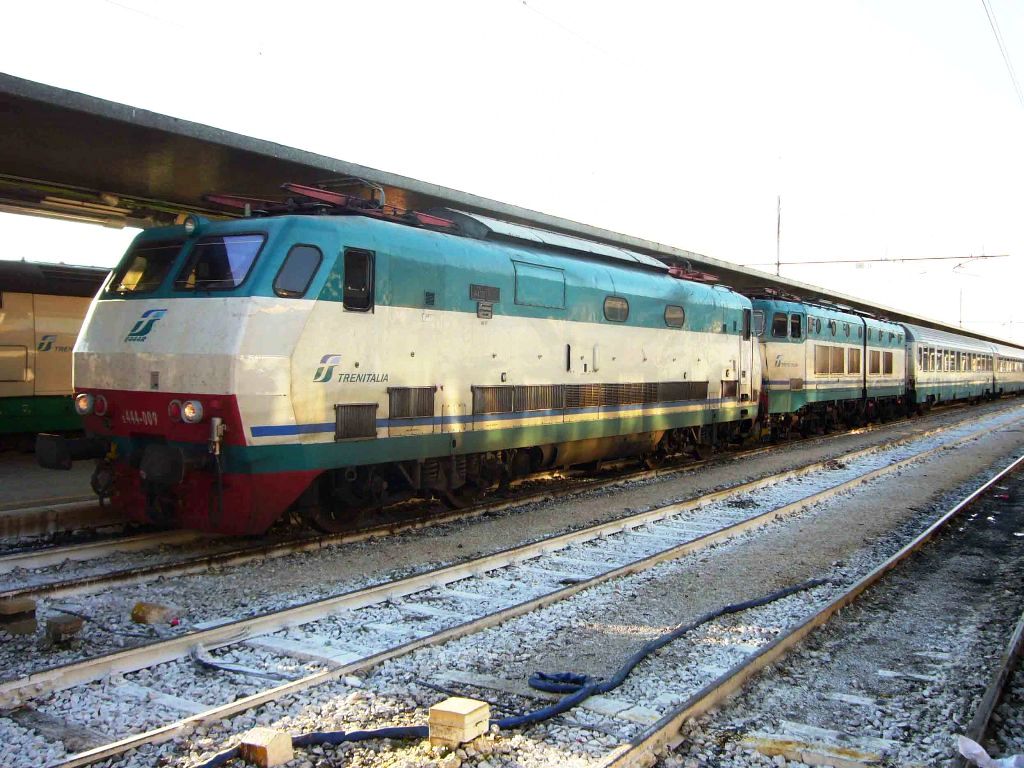 Trenitalia E444-009