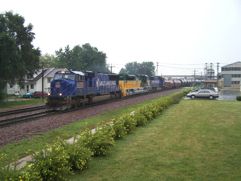 UP 2002, 1995, and 2001 head through Rochelle
