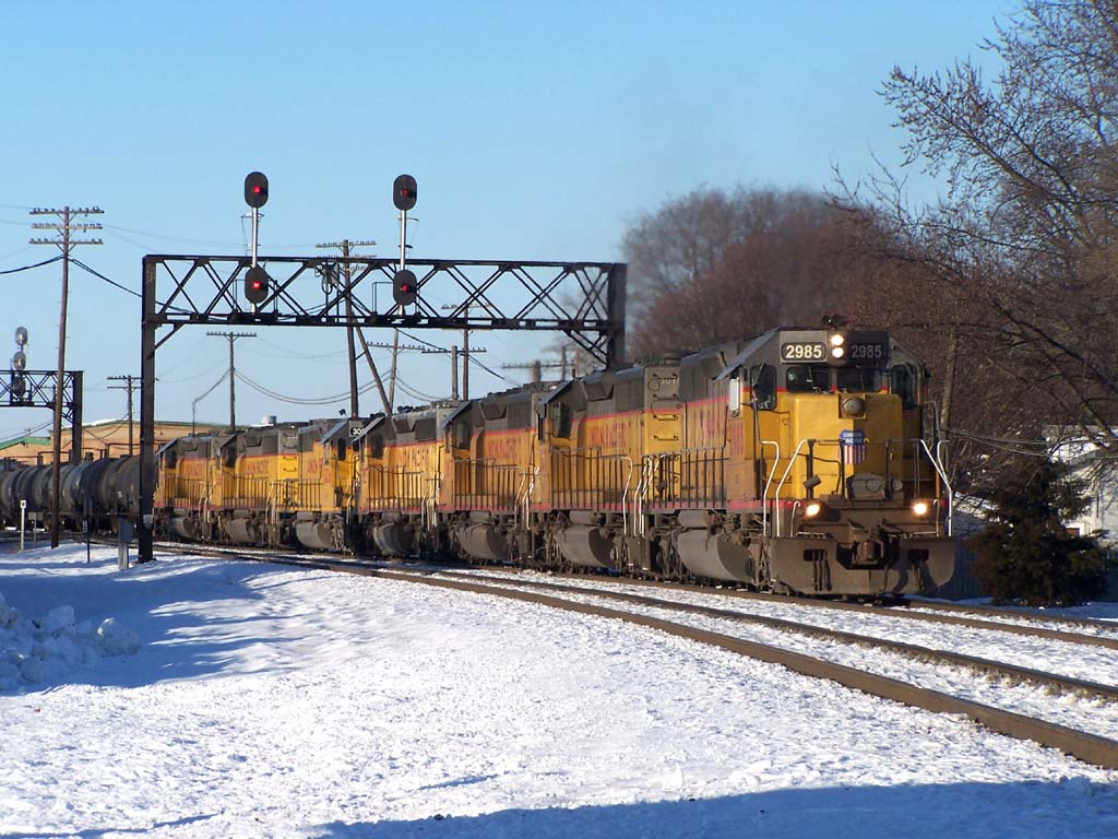 UP 2985 heads east through Rochelle