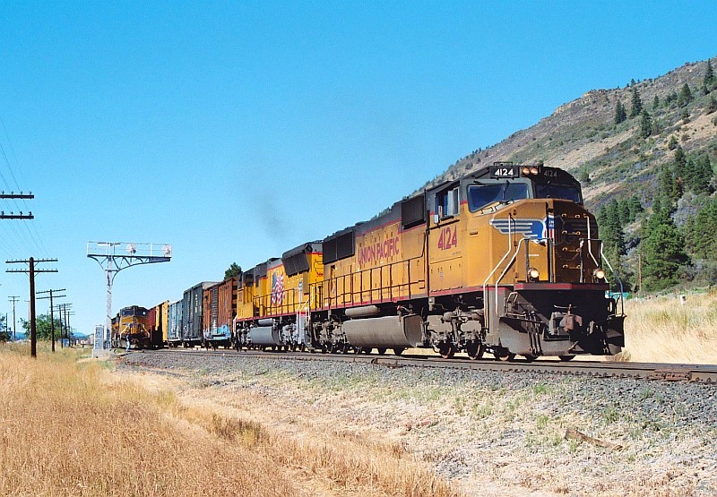 UP 4124 South at Modoc Point, OR - August 29, 2004